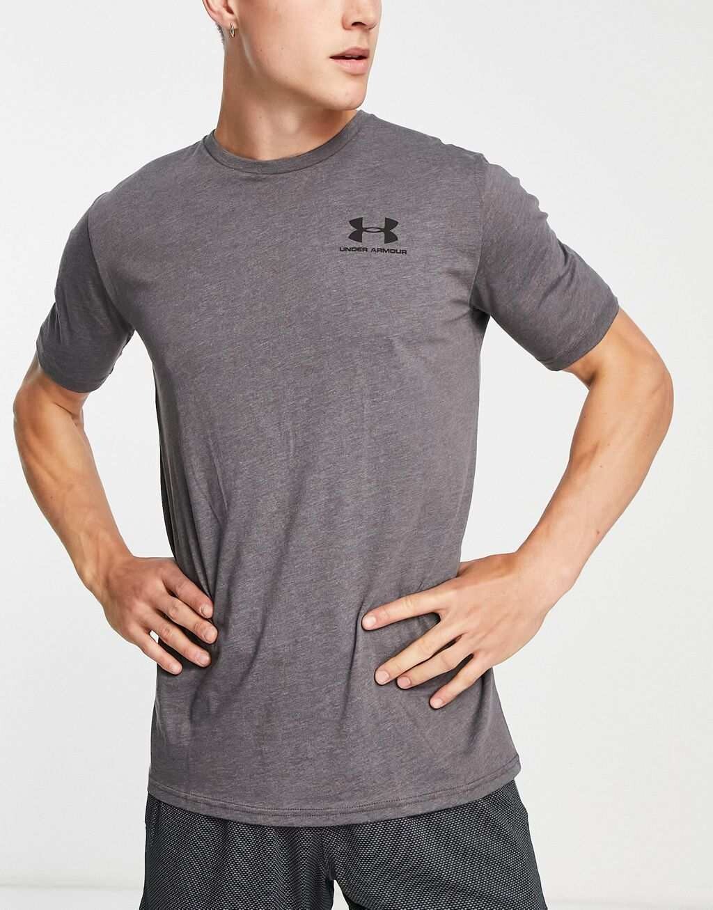 

Темно-серая футболка Under Armour с логотипом в тон, Серый