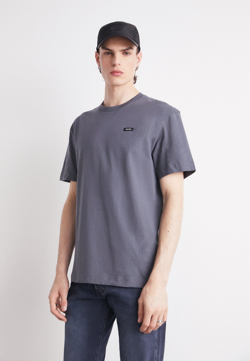 

Базовая футболка Comfort Fit Calvin Klein, серый