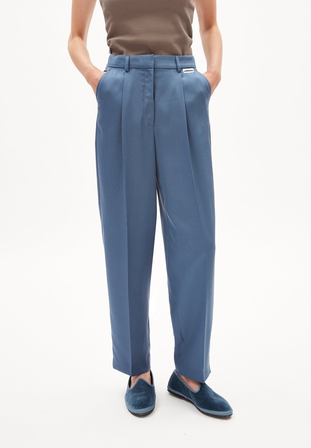 

Чино SANDRINAA TAPERED ARMEDANGELS, цвет iron blue