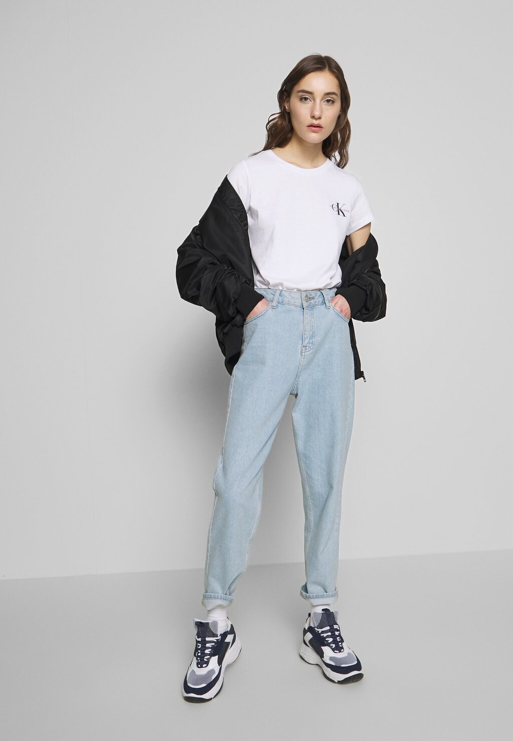 

Базовая футболка Calvin Klein Jeans, черный/ярко-белый