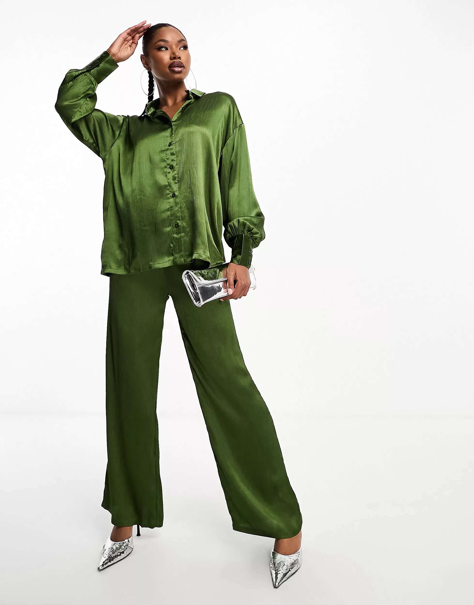 цена Эксклюзивные широкие брюки с атласной текстурой In The Style цвета хаки
