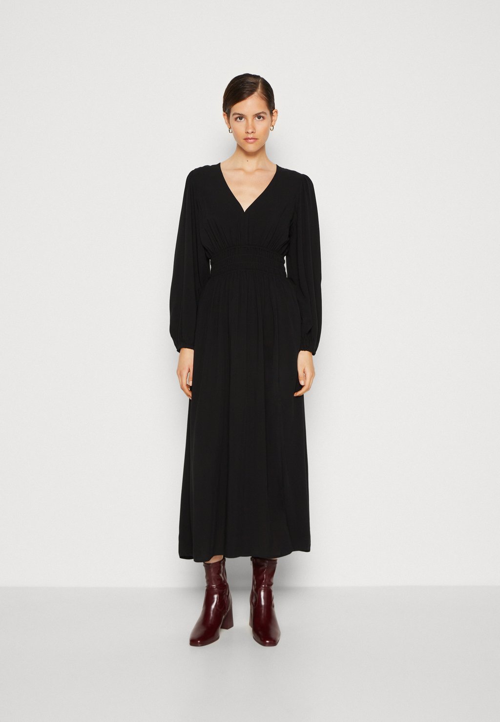 цена Летнее платье Smock Waist Midi Dress GAP, черный