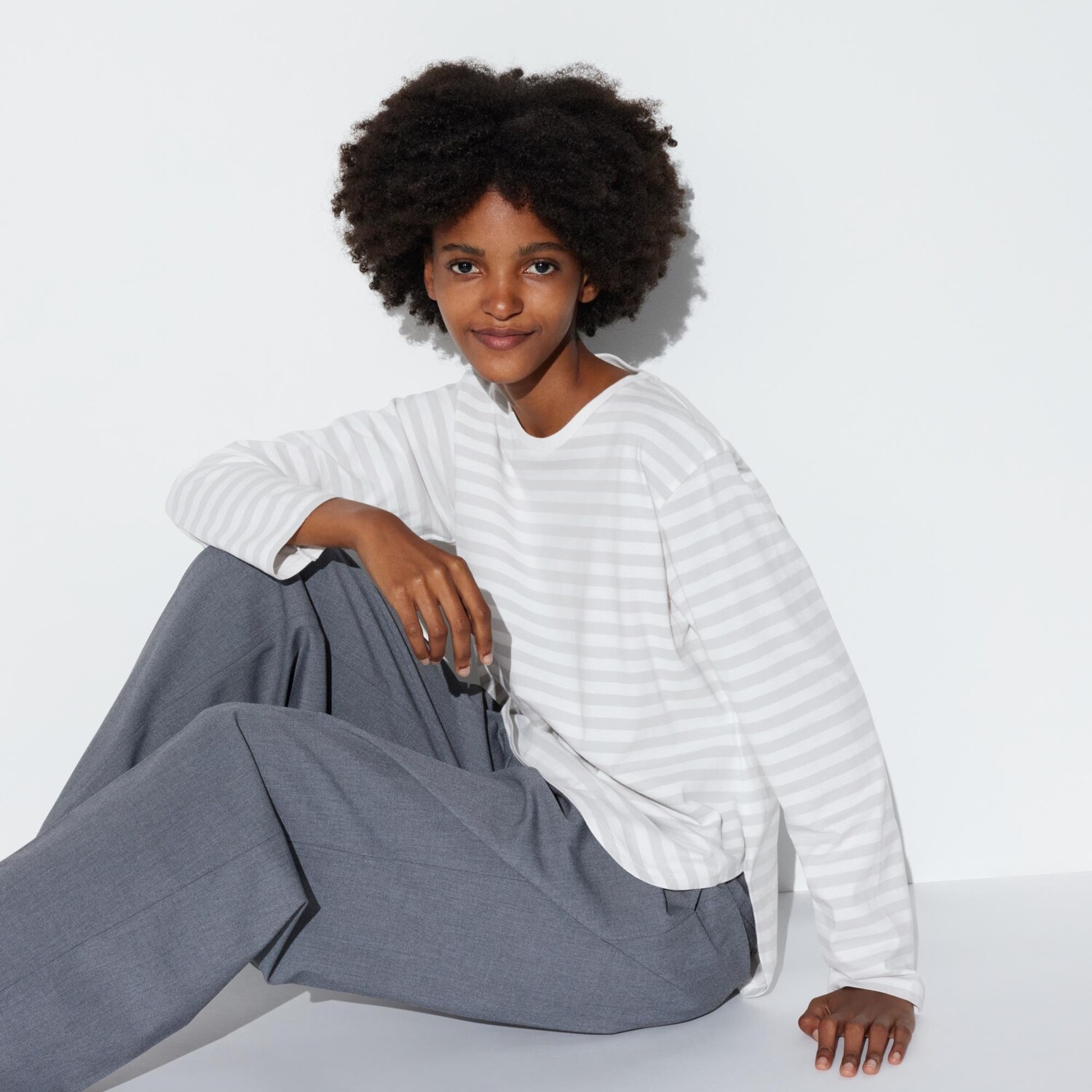 

Футболка Uniqlo с круглым краем и каймой, светло - серый