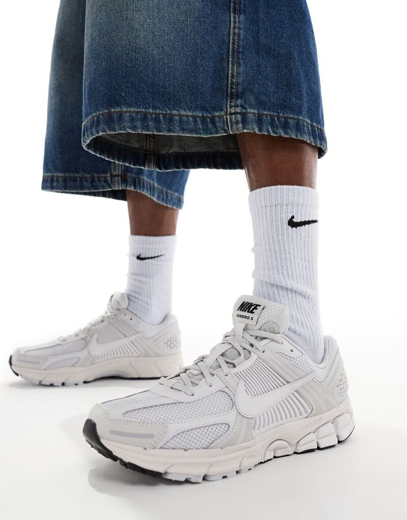 

Белые кроссовки Nike Zoom Vomero 5 SP