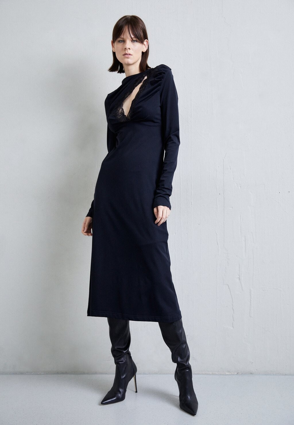 

Элегантное платье Long Dress With Asymmetrical Cut Out Vaillant, цвет noir