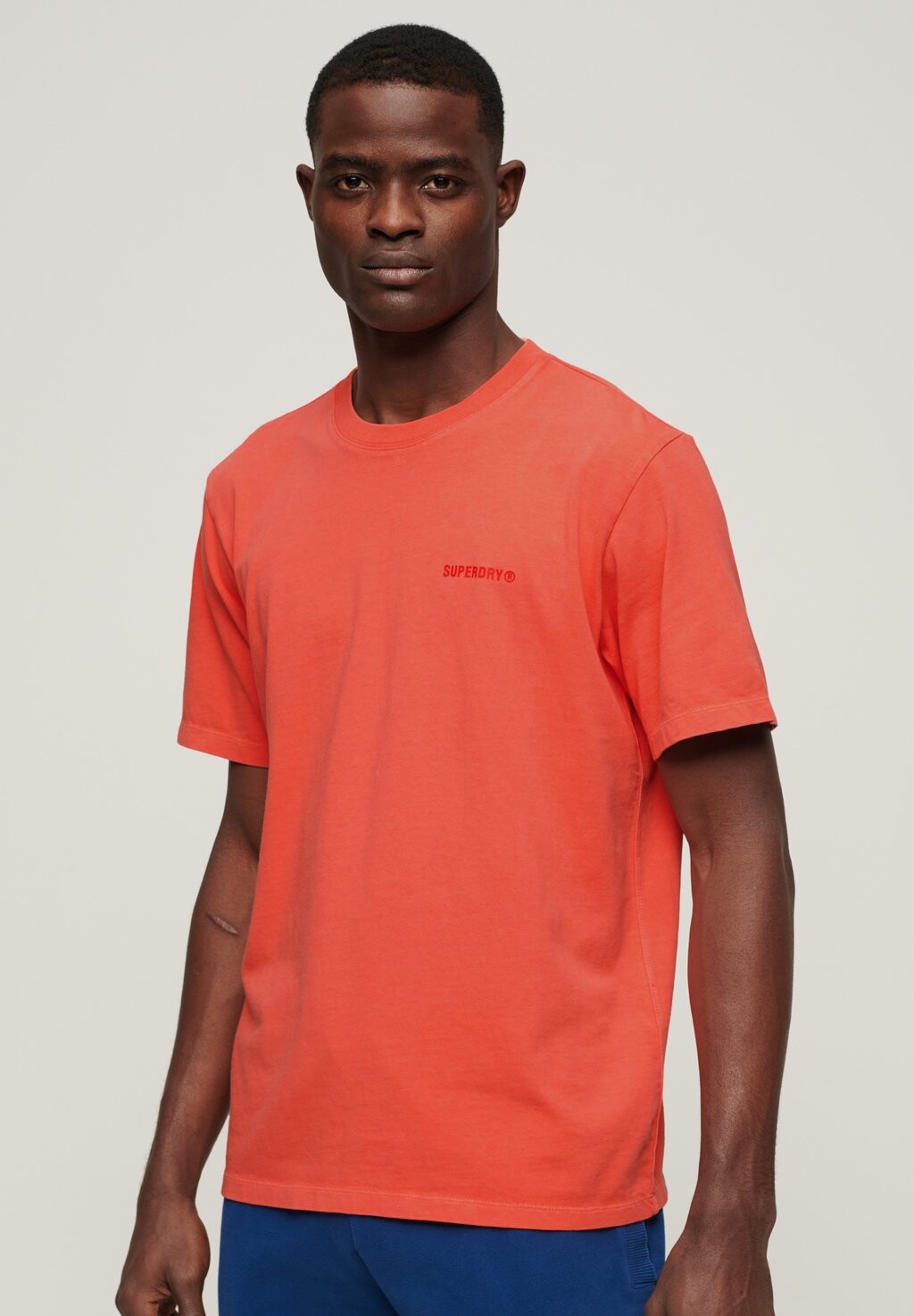 

Футболка базовая OVERDYED LOGO Superdry, цвет hot coral