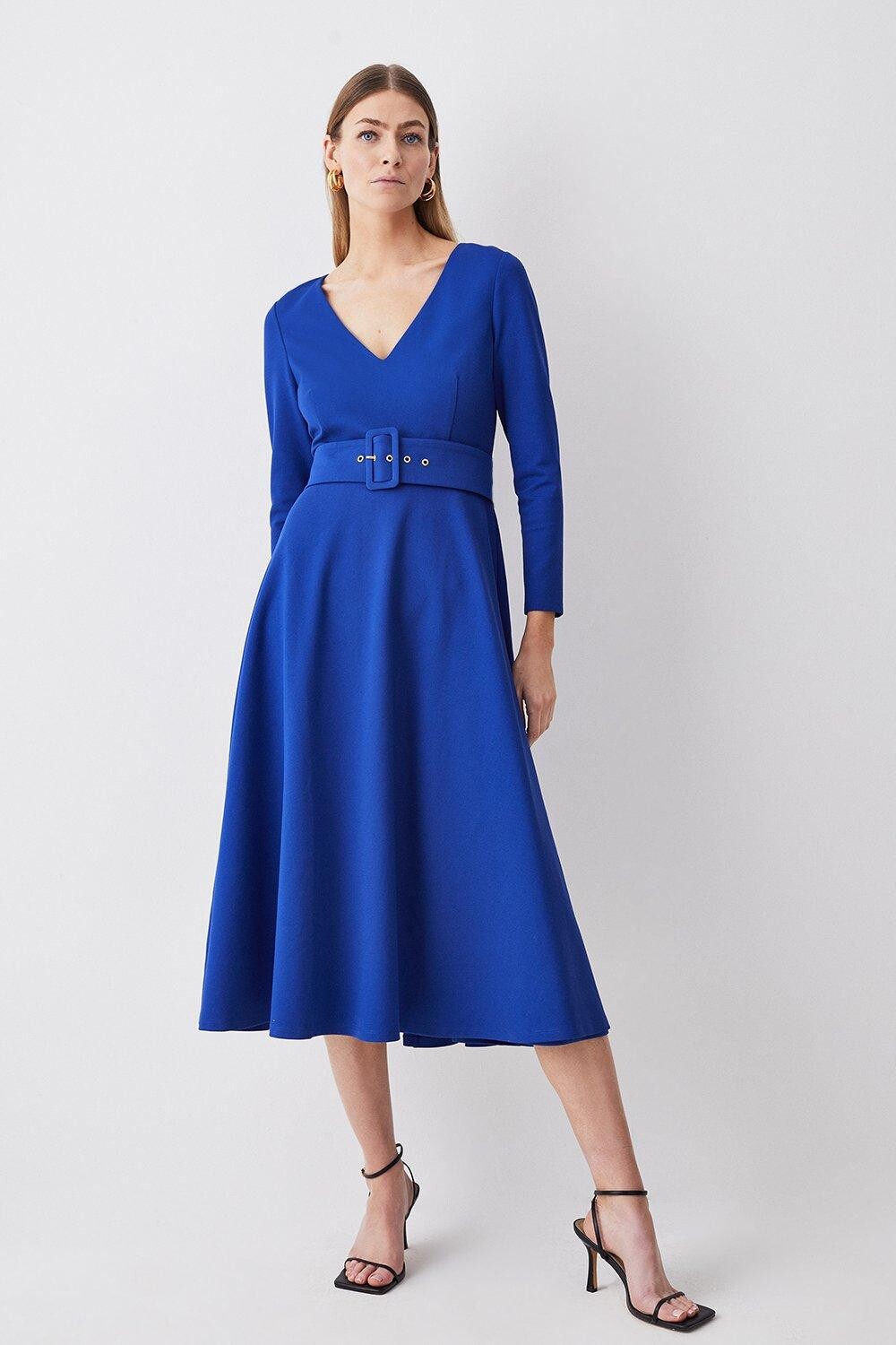 

Платье макси с V-образным вырезом и поясом Karen Millen, синий
