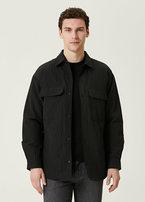 

Черный плащ Emporio Armani