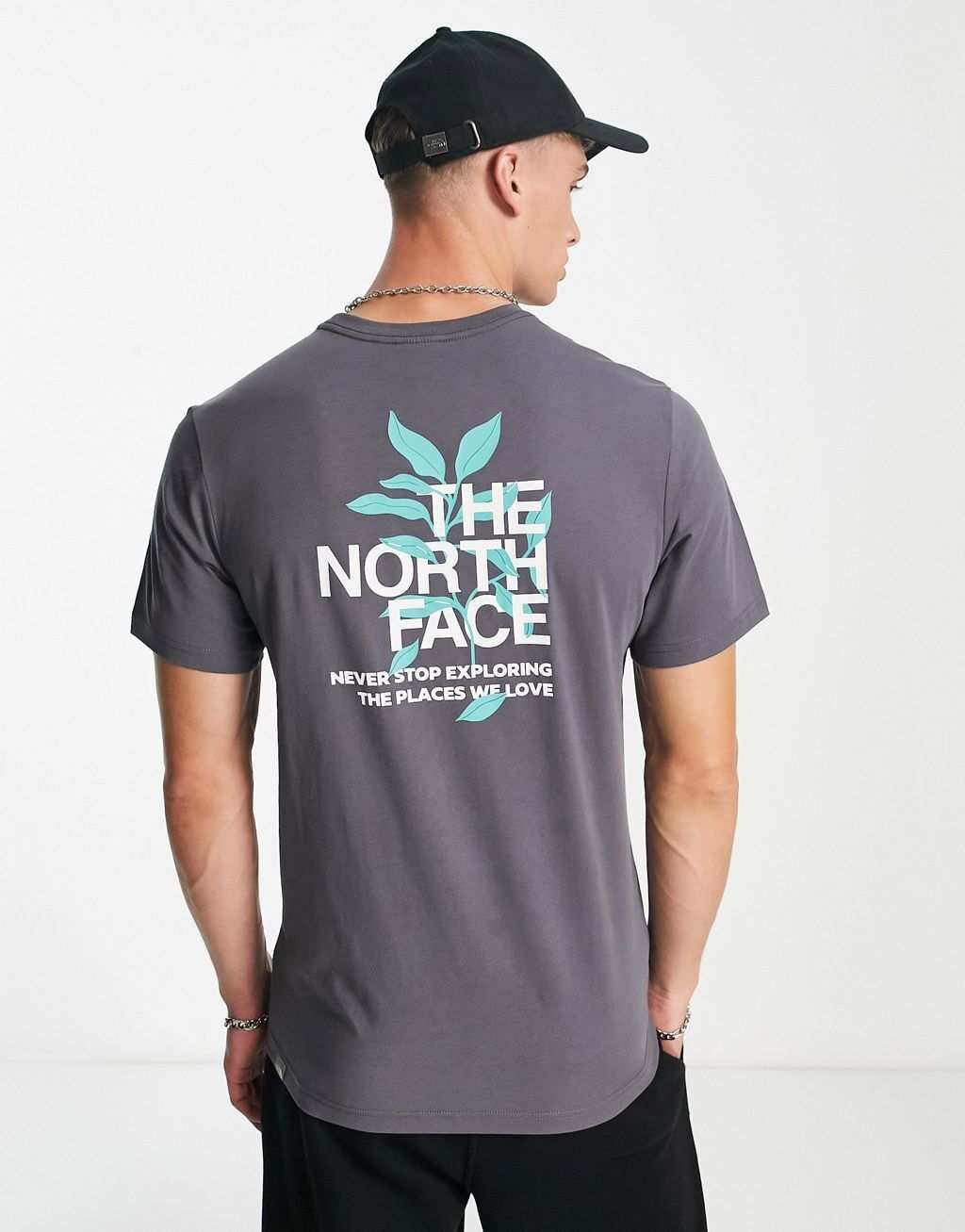 

Серая футболка с графическим принтом на спине The North Face Leaves эксклюзивно на ASOS