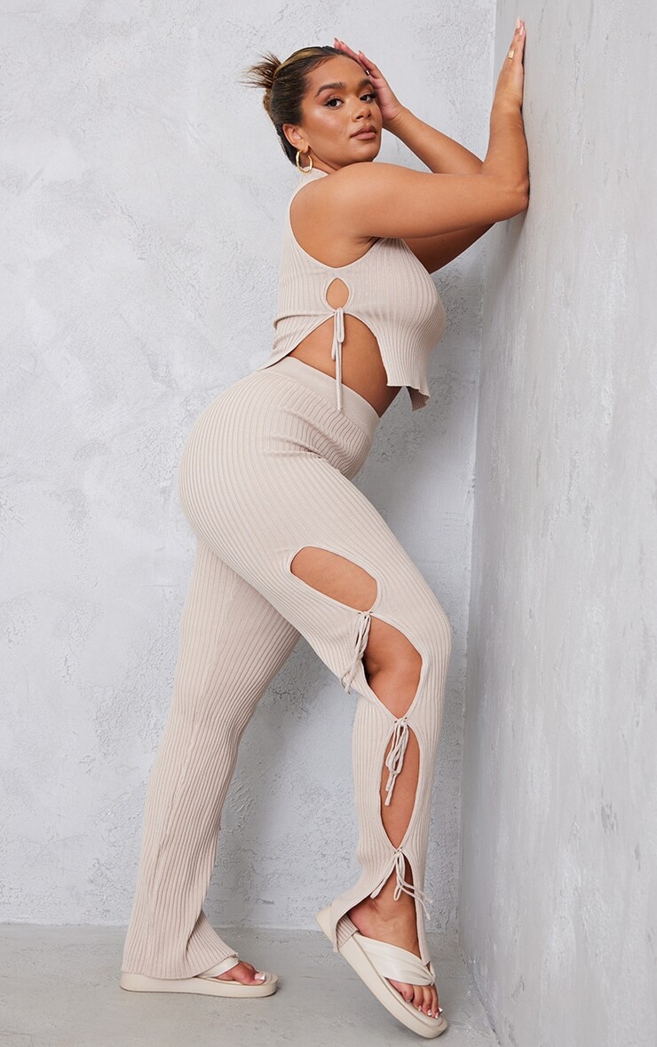 

PrettyLittleThing Расклешенные брюки вязки с завязками по бокам Shape Stone