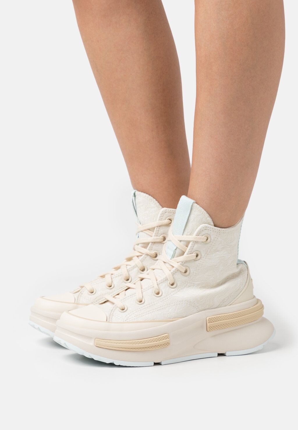 

Высокие кроссовки Converse