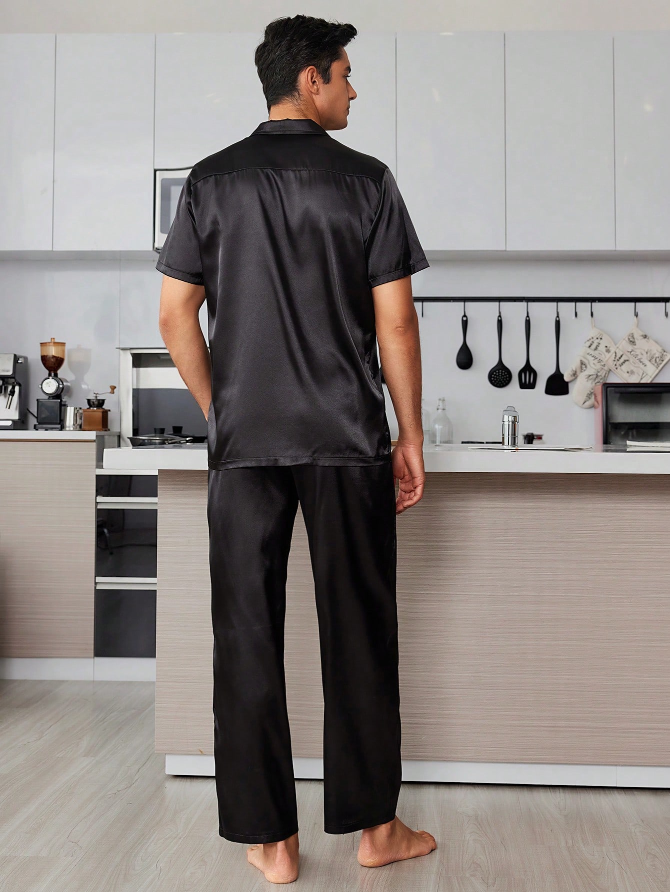цена Мужской комплект домашней одежды с однотонным воротником из искусственного шелка с лацканами, черный