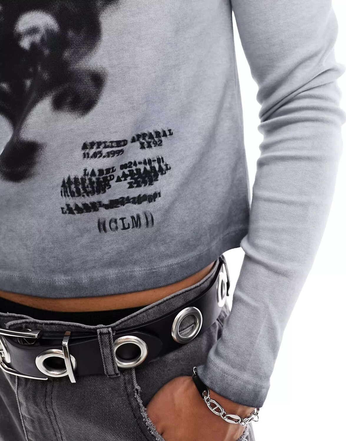 

Серая узкая футболка для скейтеров с длинными рукавами и графикой y2k Reclaimed Vintage