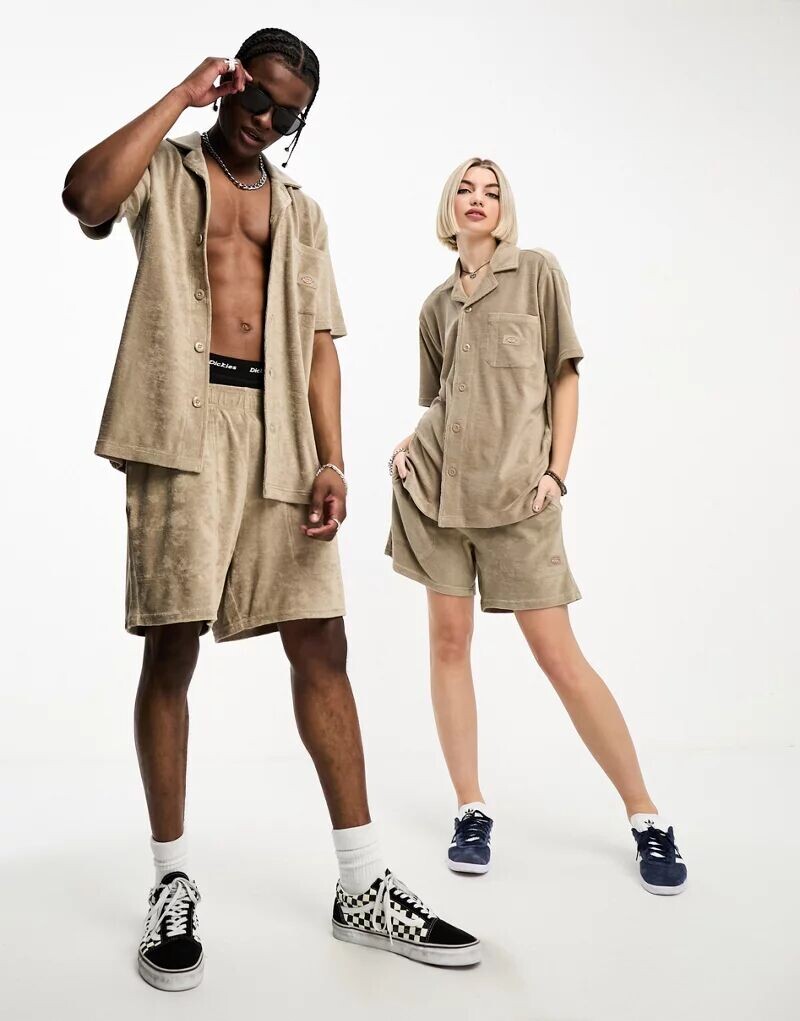 

Праздничный комплект унисекс махровой рубашки с короткими рукавами Dickies Oak Grove песочного цвета, эксклюзивно для ASOS