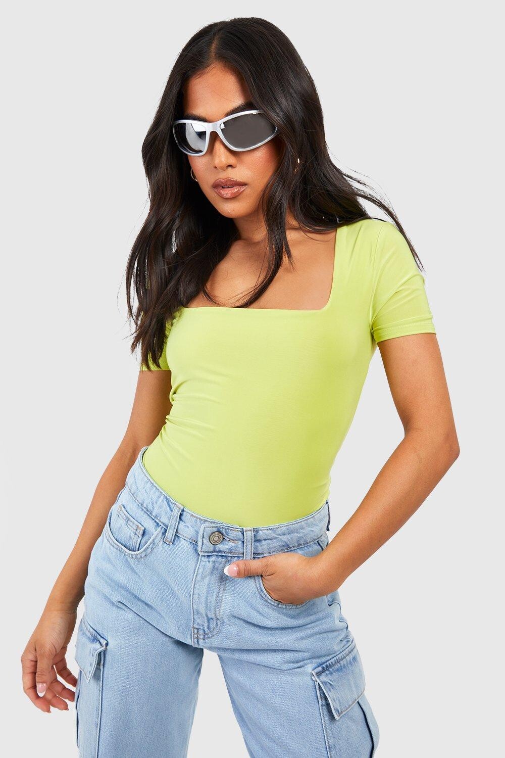 

Облегающее боди с коротким рукавом petite с квадратным вырезом Boohoo, лаймовый