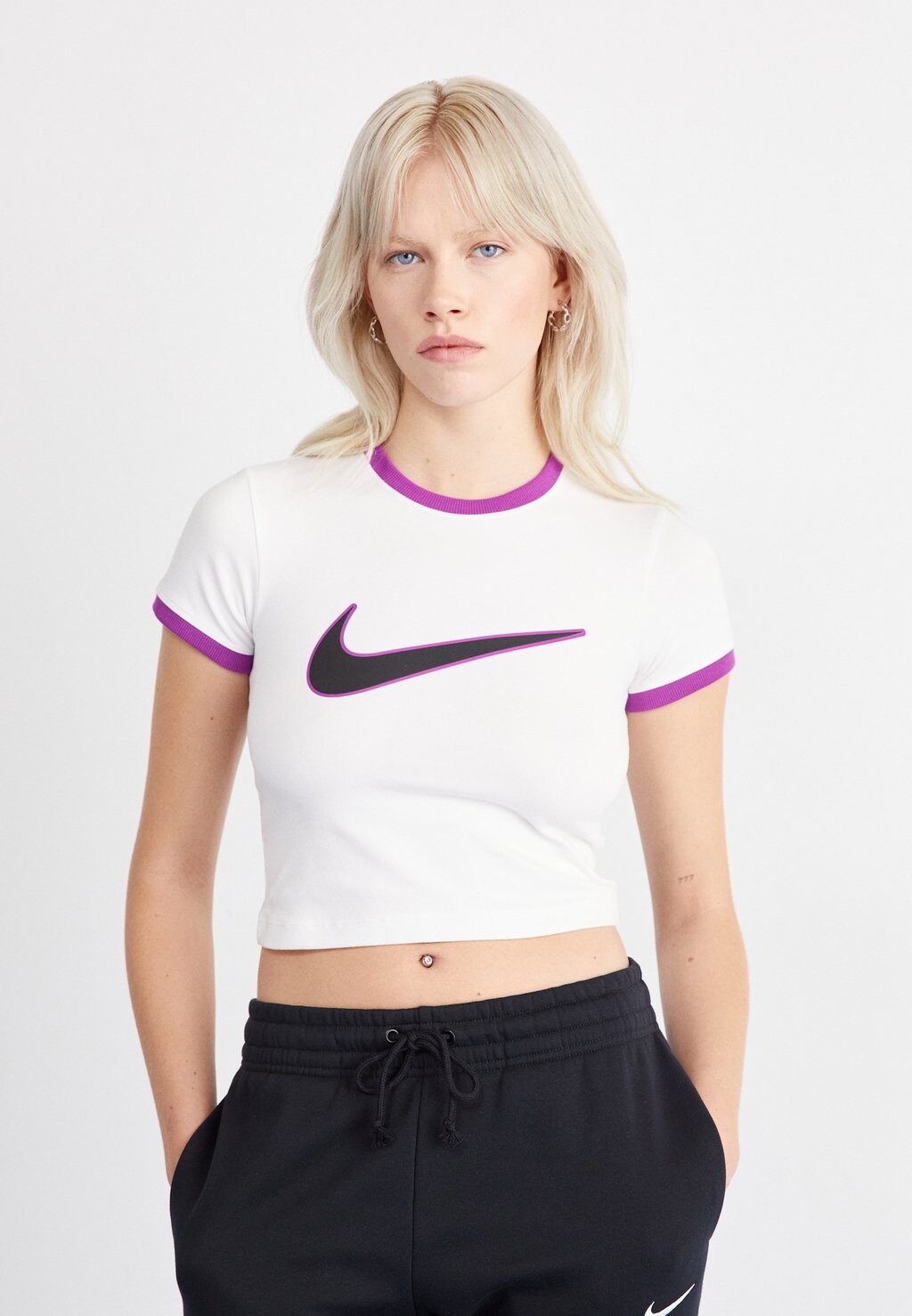 

Футболка с принтом TEE Nike Sportswear, цвет white/bold berry