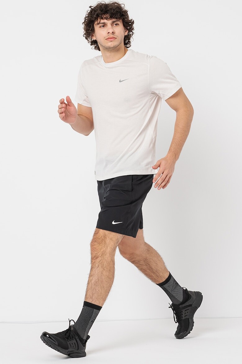 

Футболка Rise 365 с технологией Dri-FIT и светоотражающими деталями Nike, белый