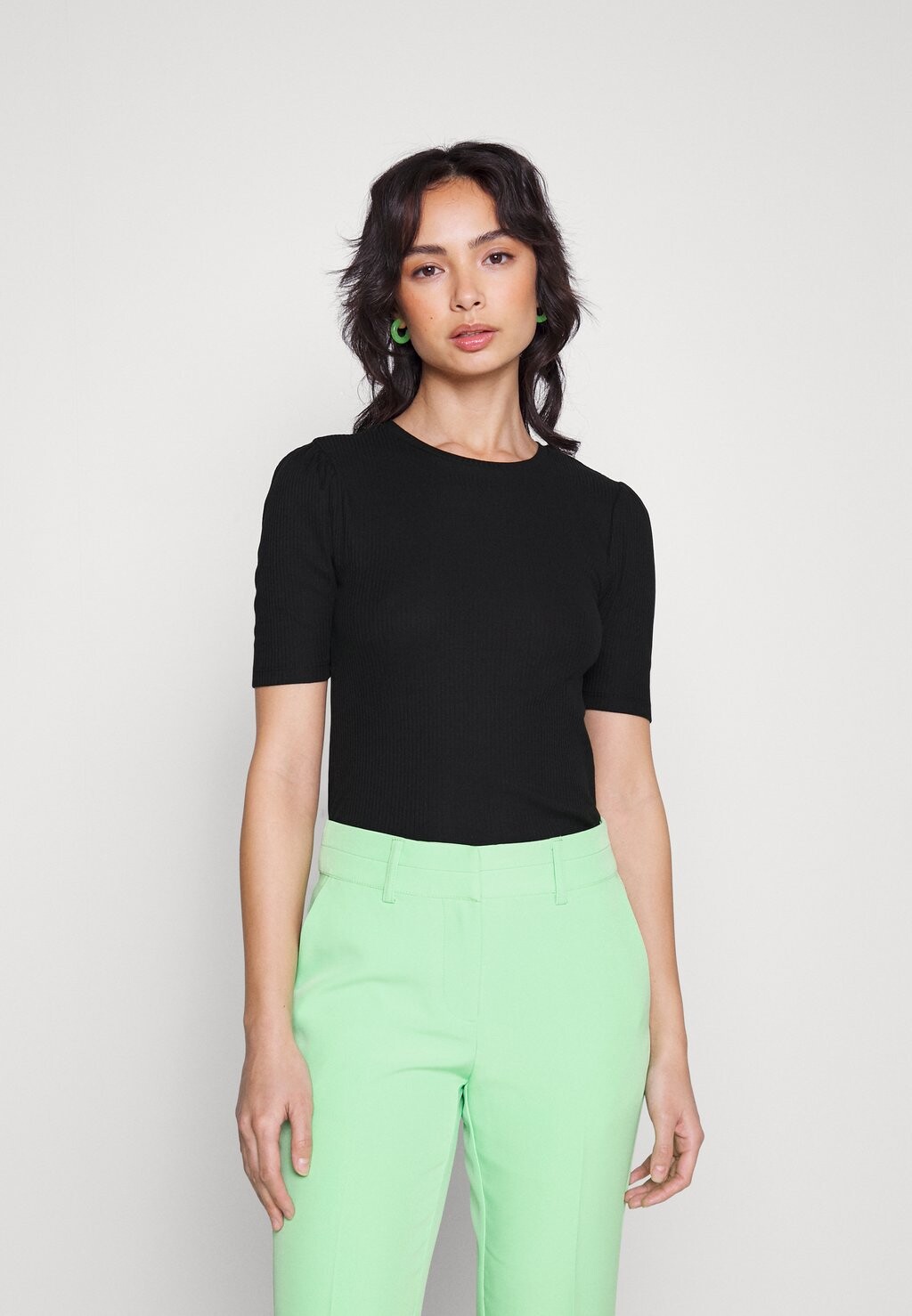 

Базовая футболка Pieces Petite, черный