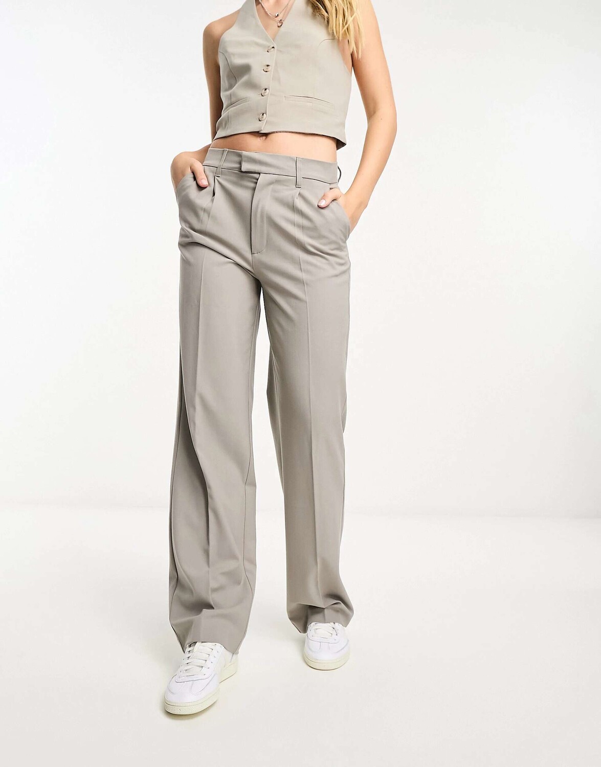 

Брюки строгого кроя с завышенной талией Pull&Bear