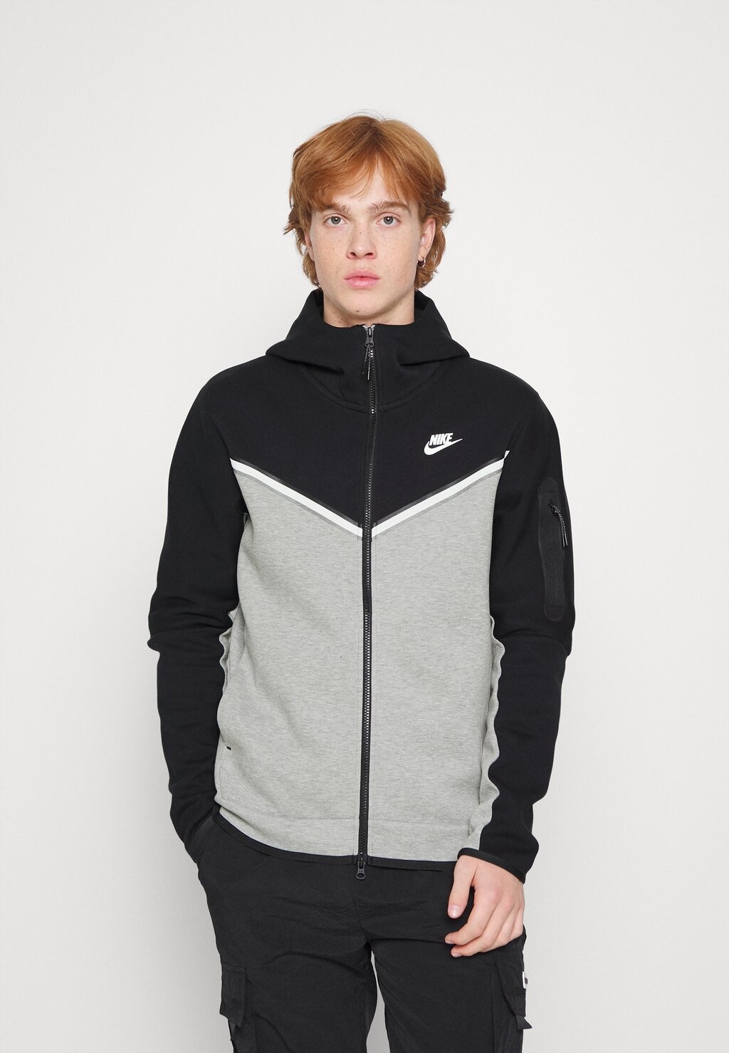 

Толстовка на молнии Nike
