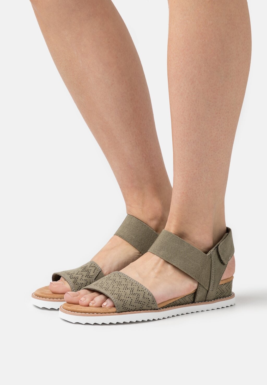 

Босоножки на танкетке Skechers