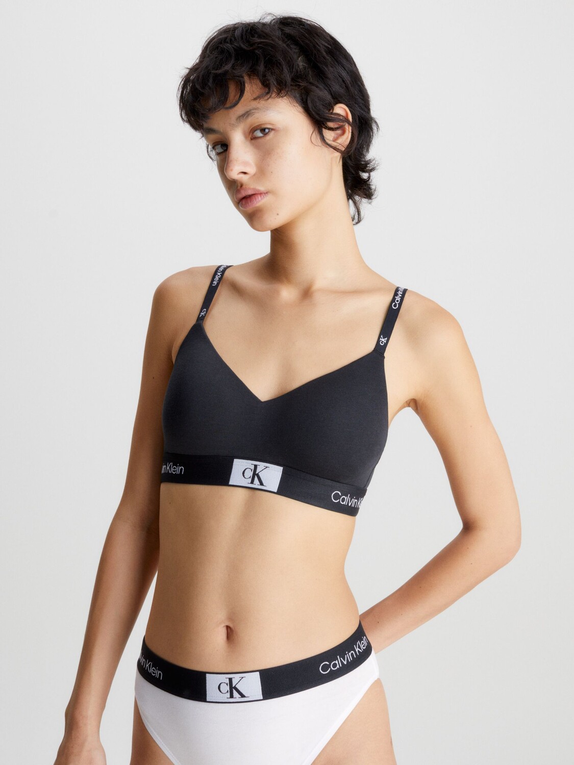 

Бюстгальтер без косточек Calvin Klein, черный