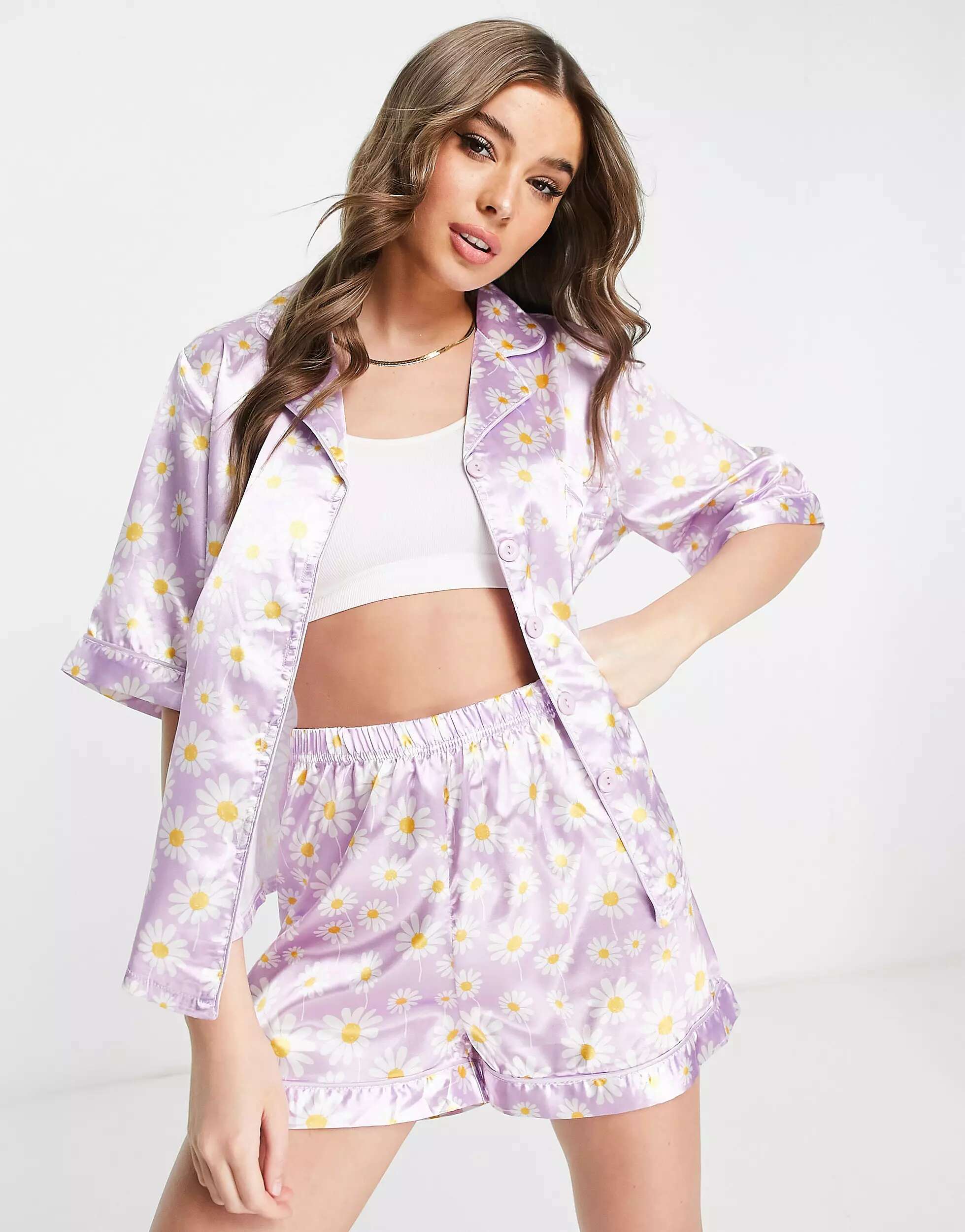 Ночная атласная короткая пижама с ромашками сиреневого цвета NIGHT