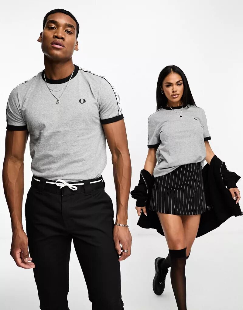 

Темно-серая футболка унисекс Fred Perry