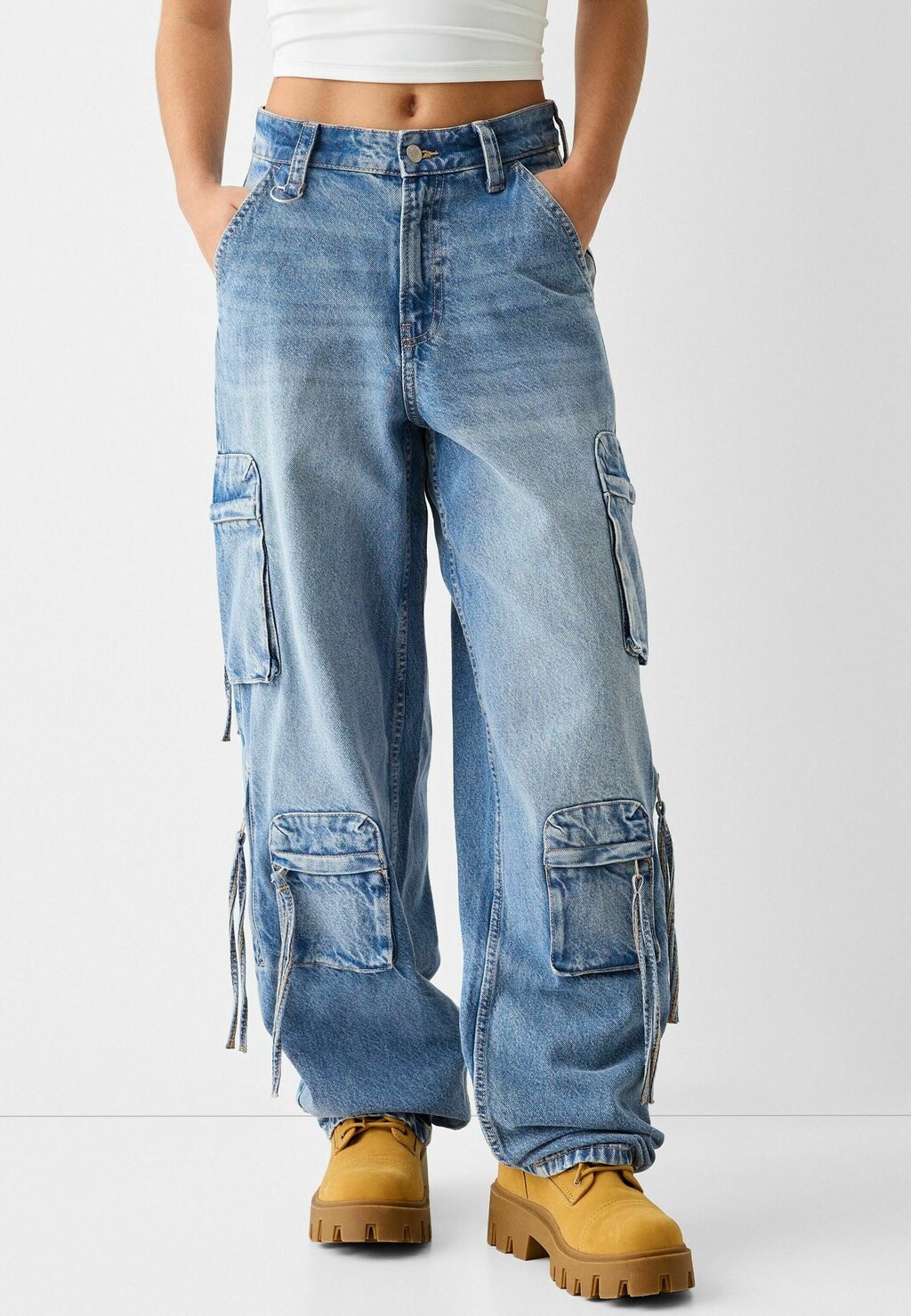 

Джинсы свободного кроя STRAPPY BAGGY CARGO Bershka, цвет light blue denim
