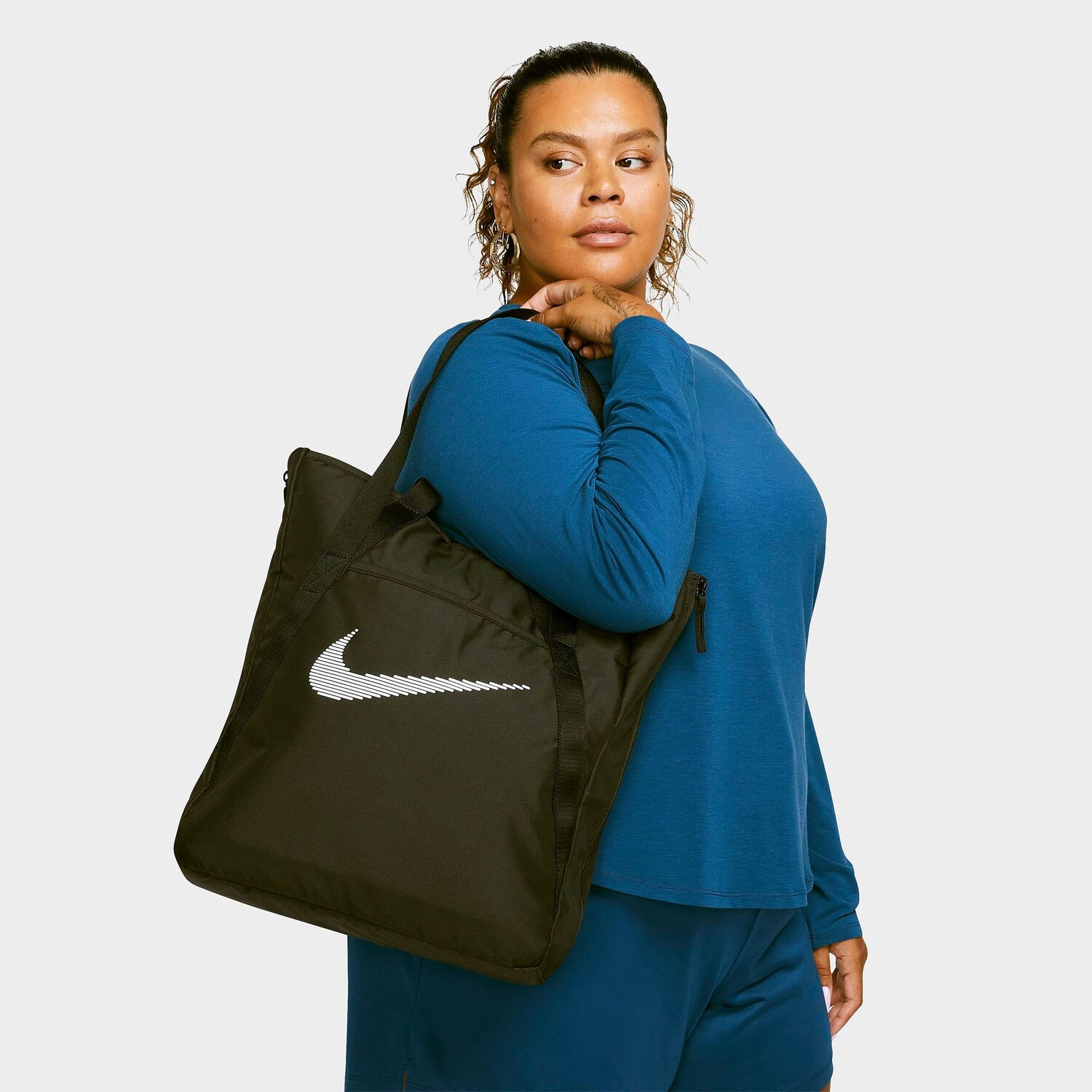 

Женская большая сумка Nike для спортзала, черный