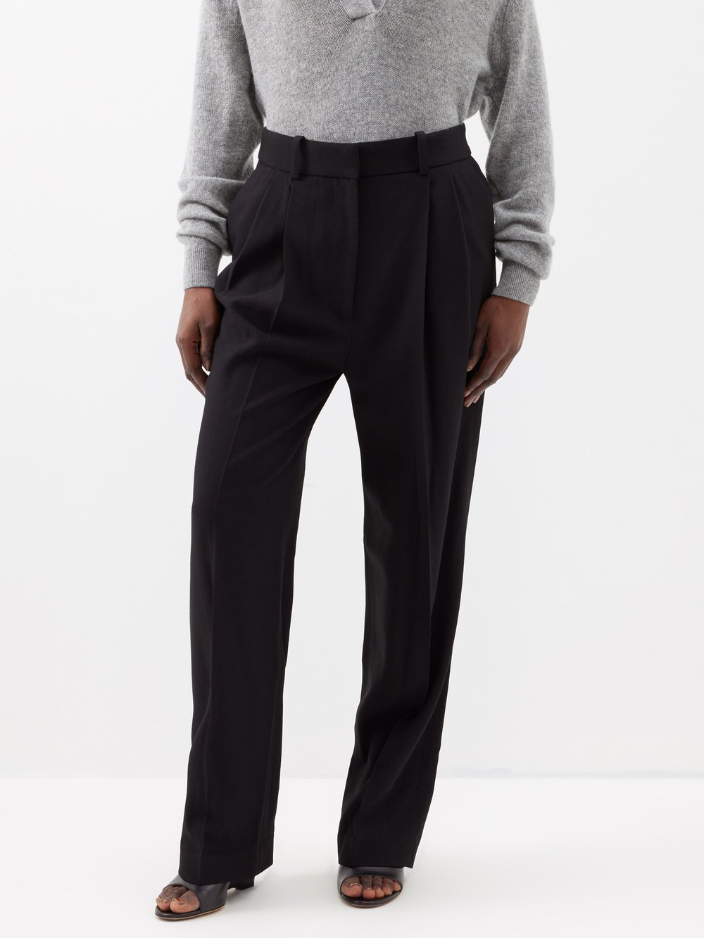 цена Leaton прямые брюки из смесовой шерсти со складками Khaite, черный