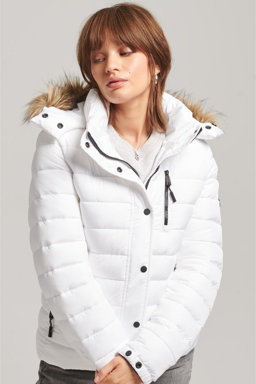 

Короткий пуховик с капюшоном с мотивом из искусственного меха Superdry, белый