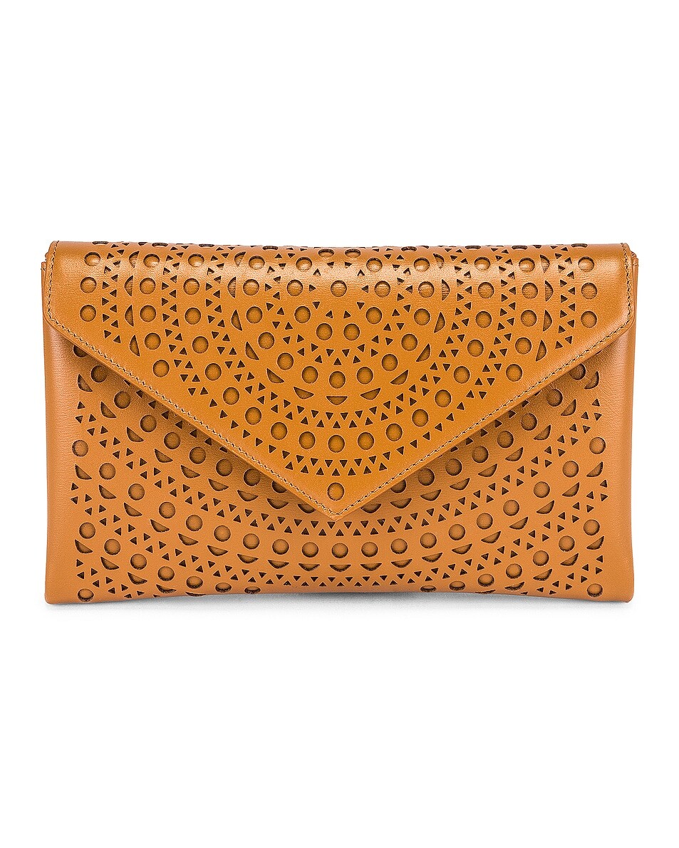 

Сумка-клатч Alaïa Oum 20 Leather Laser Cut, цвет Tan Clair