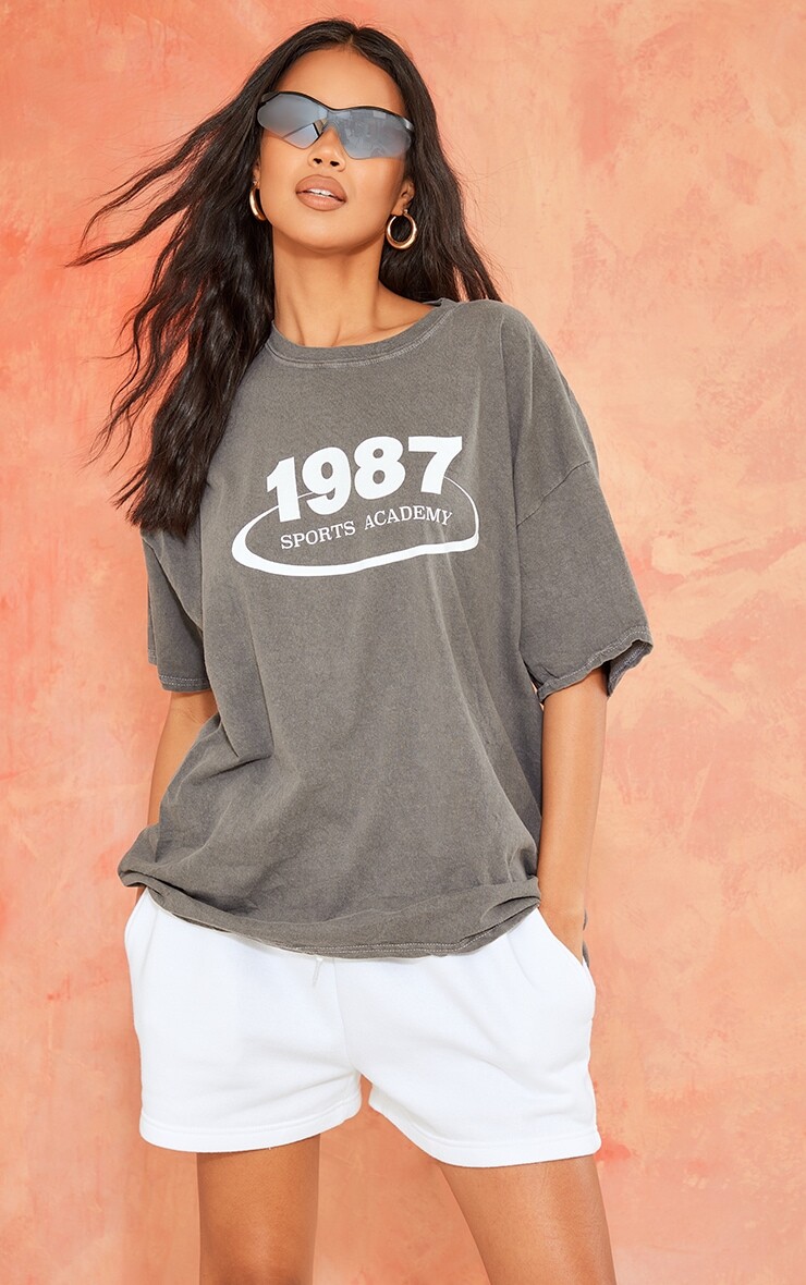 

PrettyLittleThing Потертая футболка Sports Academy 1987 года с принтом Stone Washed