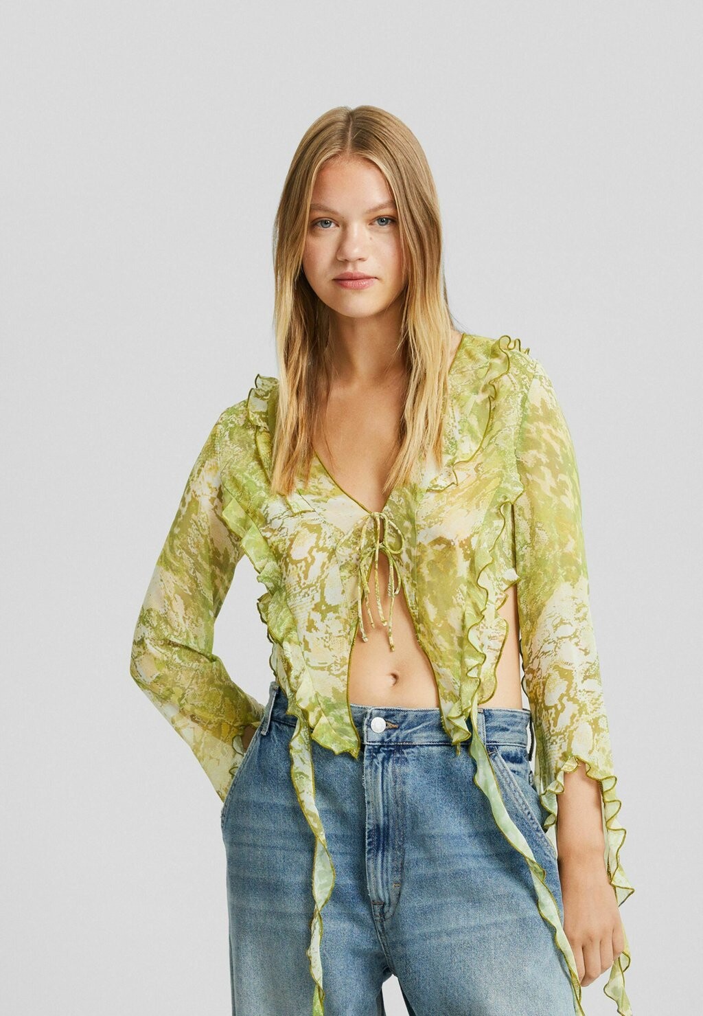 

Блузка Long Sleeve With Ruffles And Print Bershka, зеленый