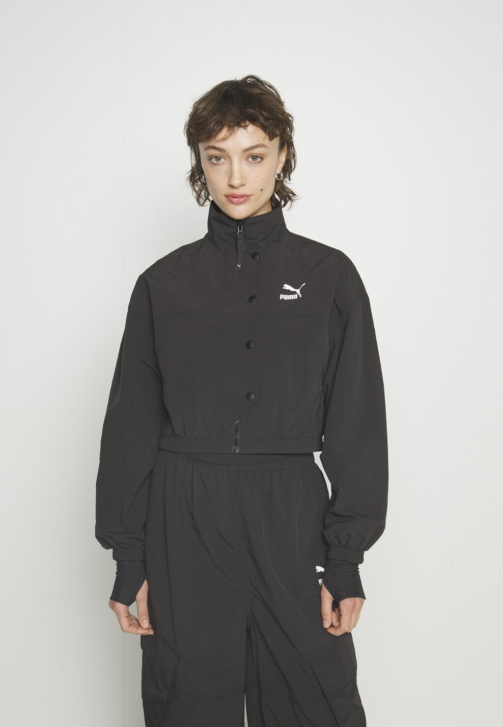 

Куртка Puma УКОРОЧЕННАЯ ТКАНАЯ КУРТКА DARE TO, цвет puma black