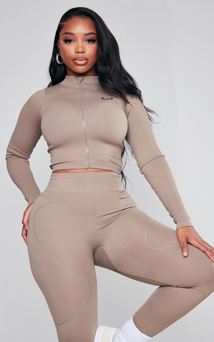 

PrettyLittleThing Спортивный топ с длинными рукавами и фирменной контрастной строчкой Shape Taupe