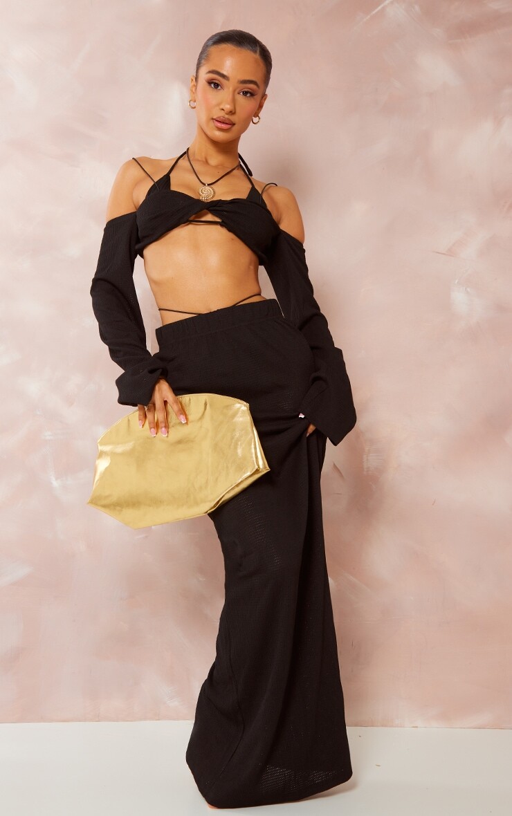 

PrettyLittleThing Черная пляжная длинная юбка с текстурированными бретелями