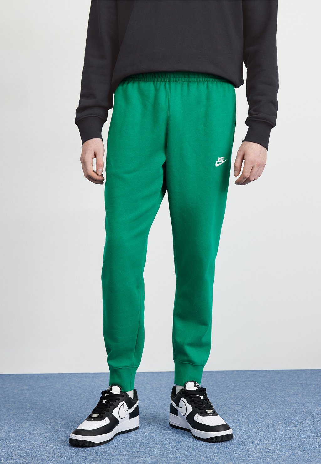 цена Спортивные брюки Club Bb Nike, цвет malachite/malachite/(white)