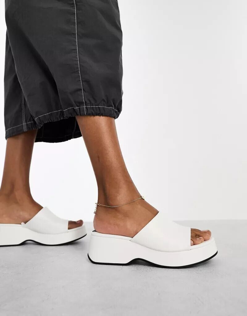 

Белые босоножки Bershka на платформе
