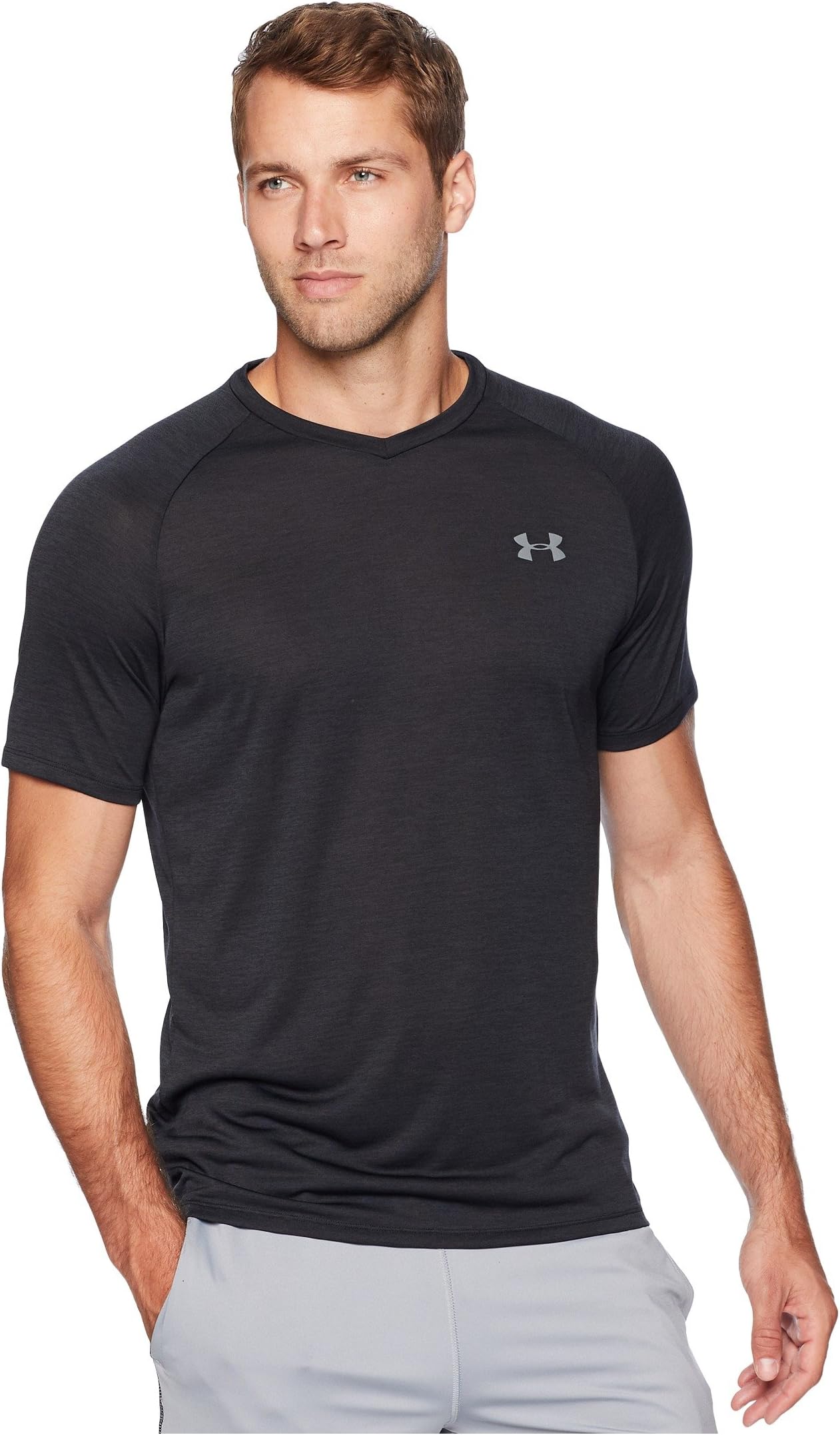UA Tech с V-образным вырезом Under Armour, цвет Black/Graphite футболка ua tech с v образным вырезом under armour серый