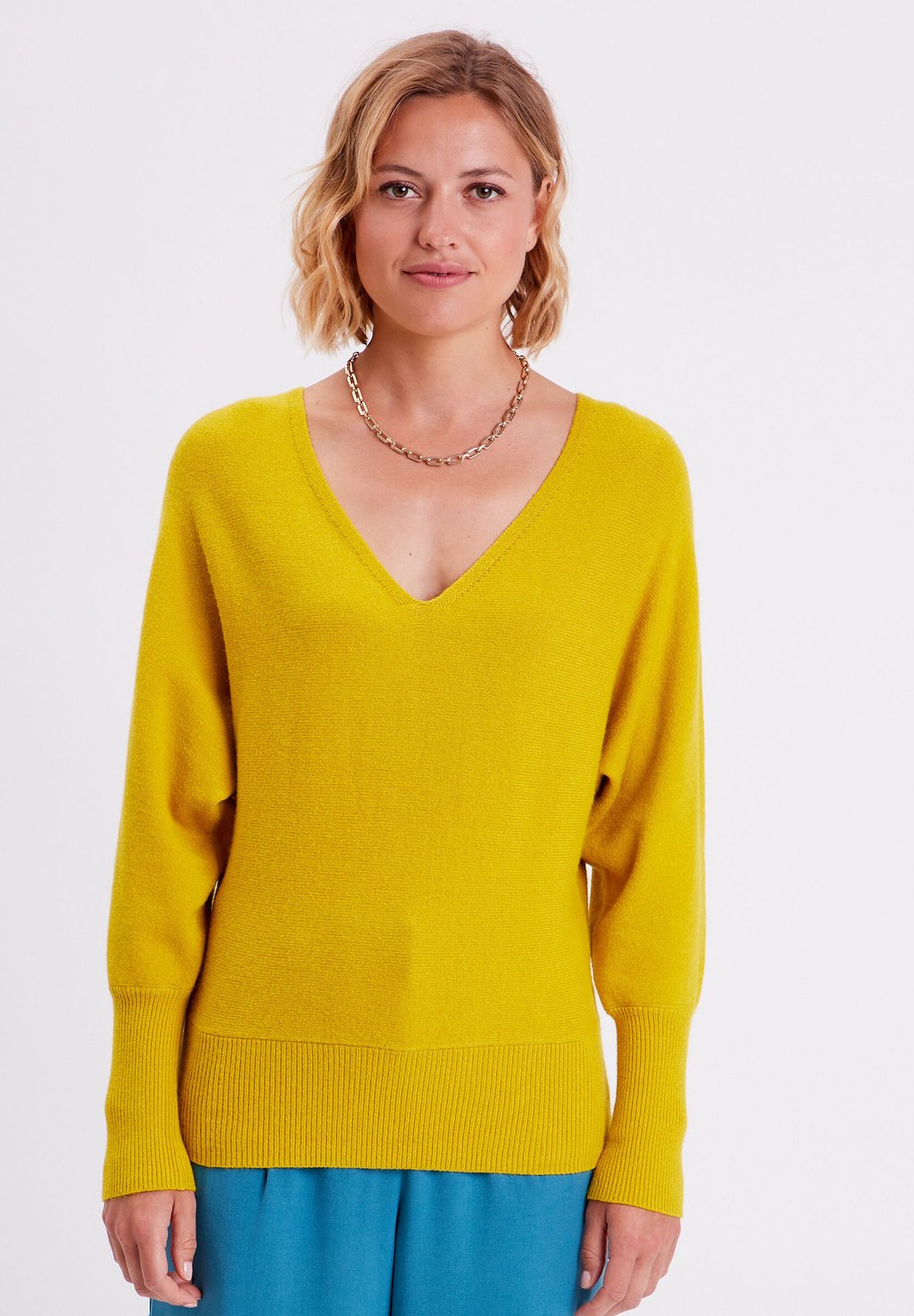 Вязаный свитер MIT V-AUSSCHNITT UND KNÖPFEN Cache Cache, цвет jaune