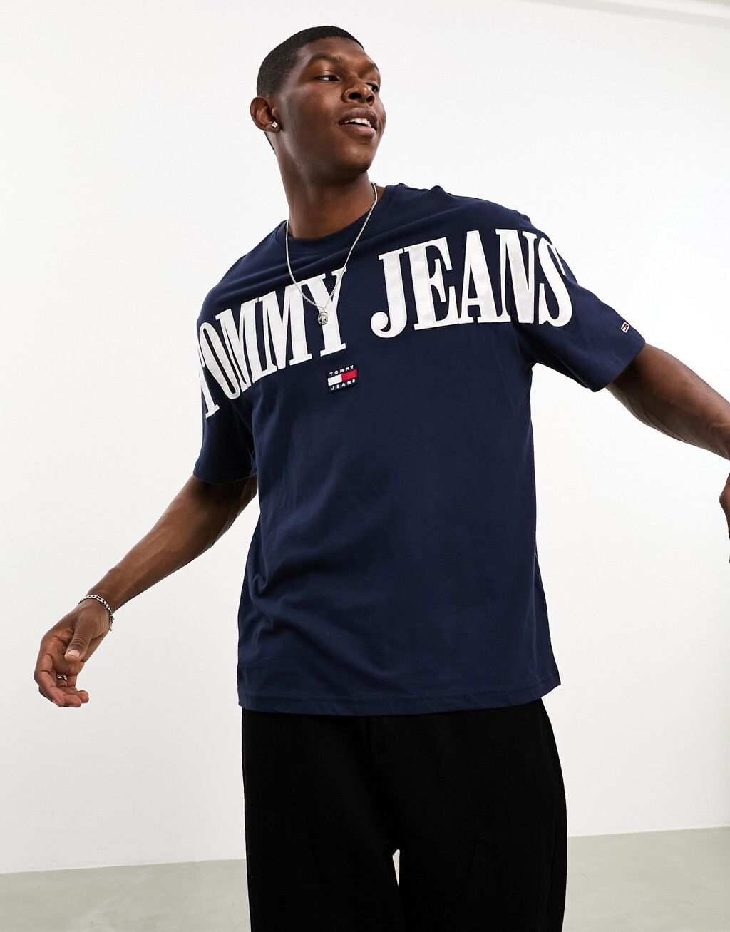 

Темно-синяя футболка с логотипом Tommy Jeans