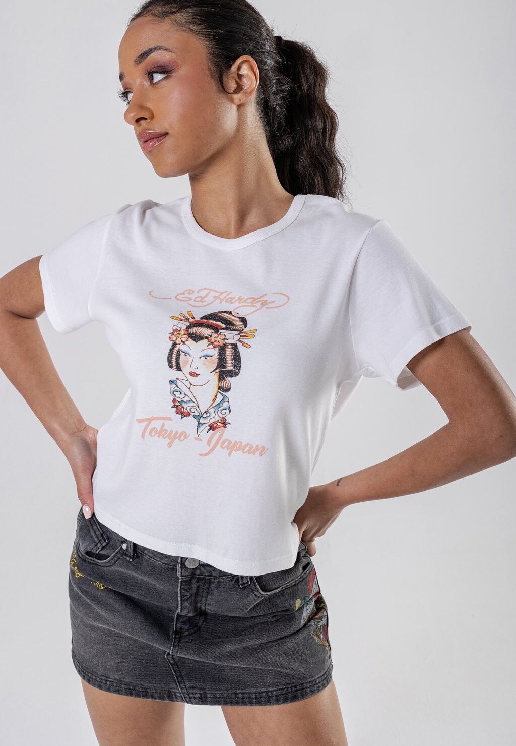 Белая футболка оверсайз женская с принтом. Ed hardy шорты. Серкан болат в футболке. Ed hardy футболки. Футболка эды.