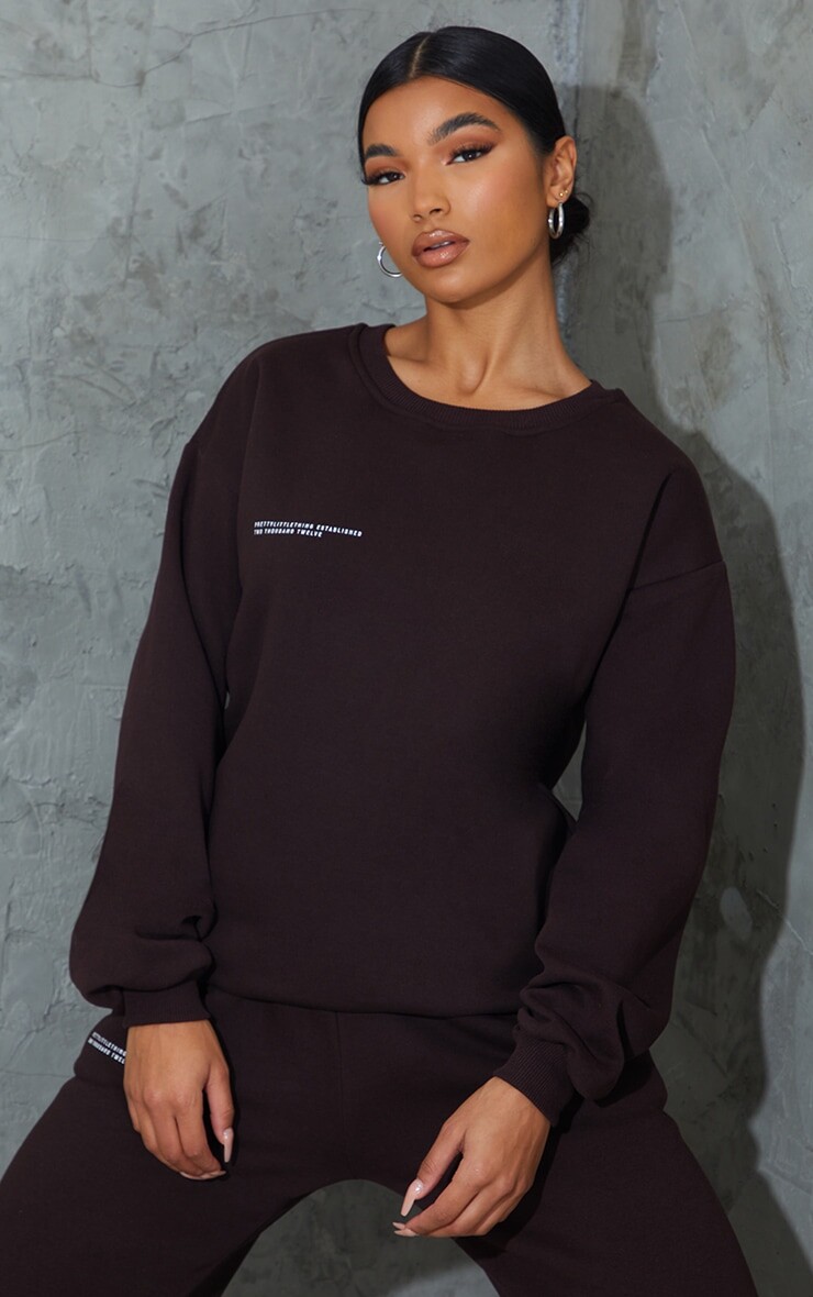 

PrettyLittleThing Шоколадно-коричневый Est 2012 Толстовка оверсайз