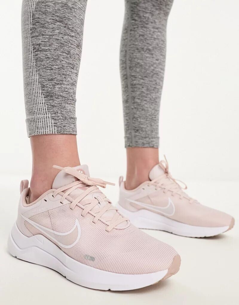 

Розовые кроссовки Nike Downshifter 12
