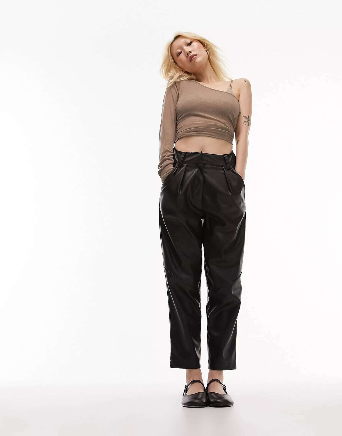 

Черные плиссированные брюки из искусственной кожи Topshop Petite с завышенной талией, Черный, Черные плиссированные брюки из искусственной кожи Topshop Petite с завышенной талией