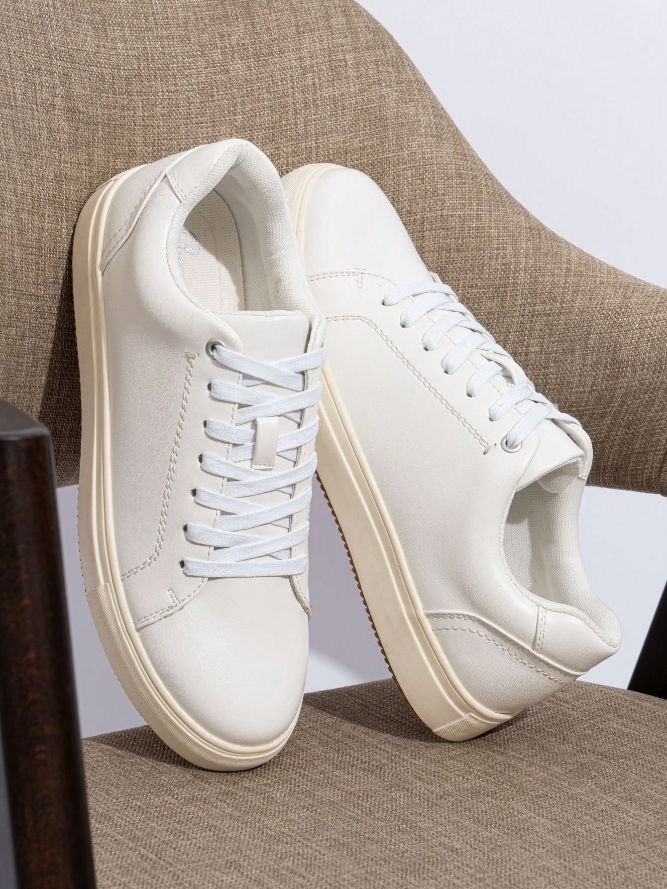 цена SHOESMALL Мужская повседневная обувь Белые мужские модные кроссовки Деловые классические кроссовки Обувь для скейтбординга, amy5126-белый