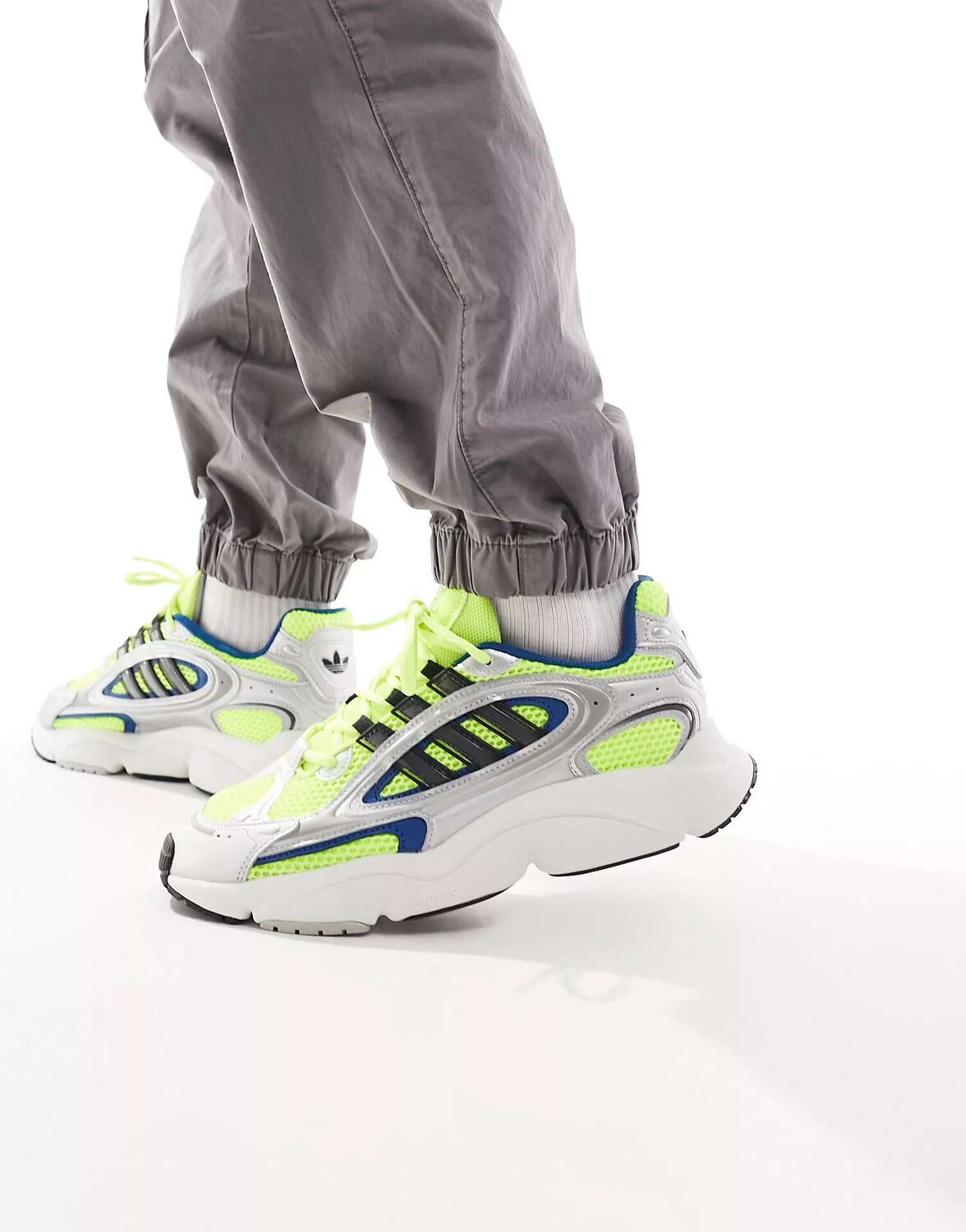 

Белые кроссовки adidas Originals Ozmillen, Белый