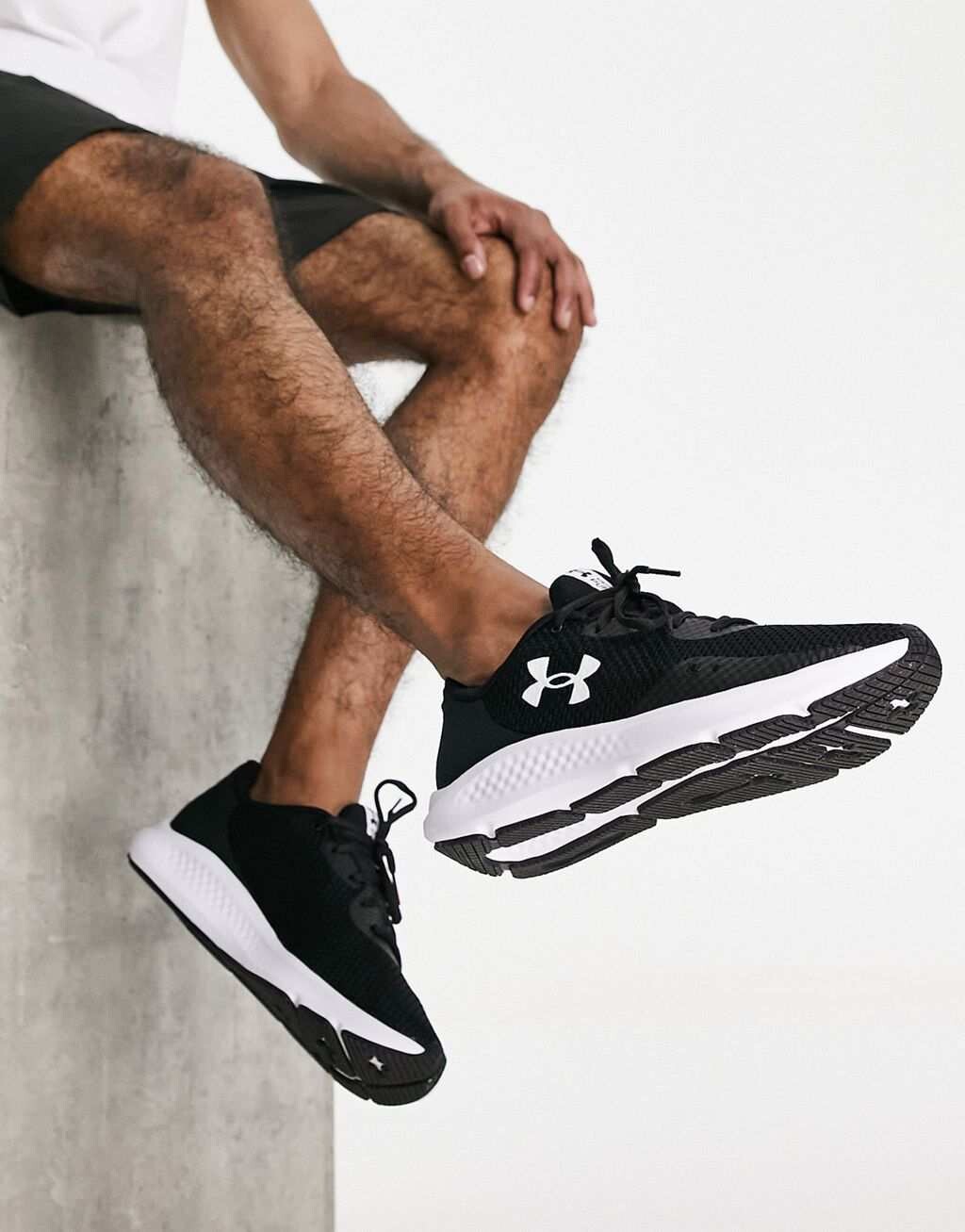

Черно-белые кроссовки Under Armour Charged Pursuit 3